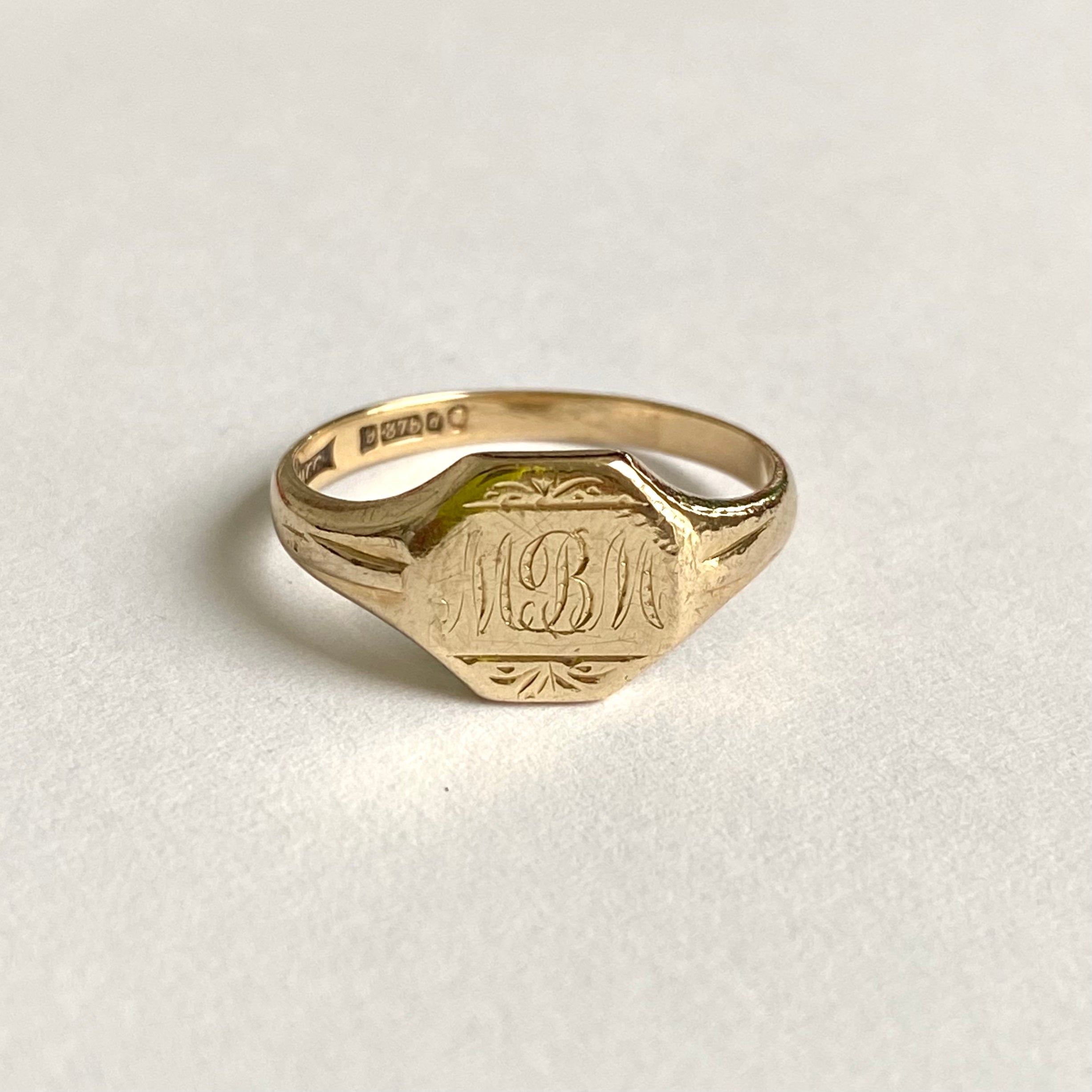 England Vintage 9ct Gold Ring