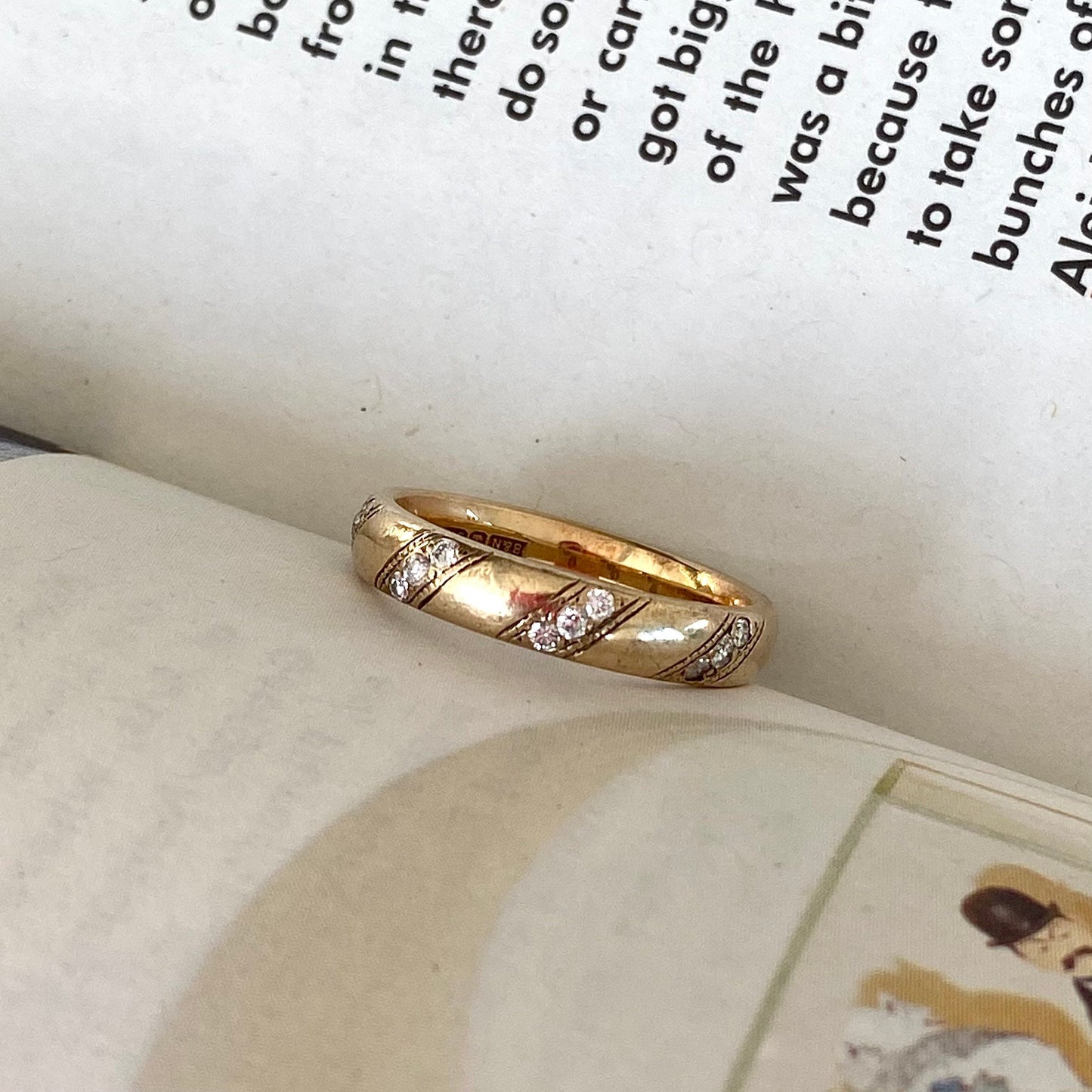 Gorgeous Vintage 9ct Gold and Diamond Ring - UK Size N