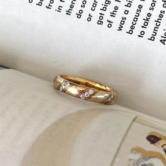 Gorgeous Vintage 9ct Gold and Diamond Ring - UK Size N