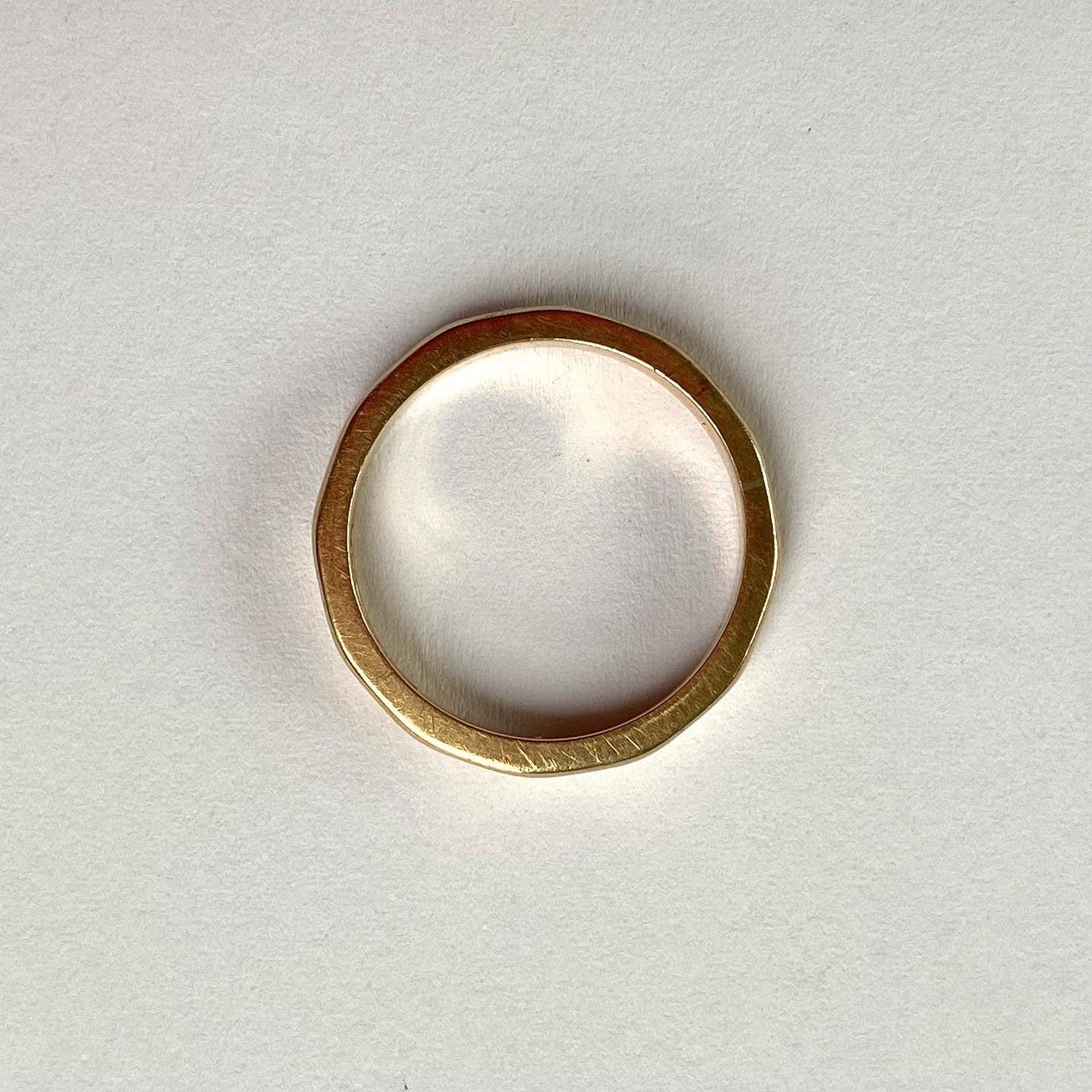 Sweet Little Vintage 9ct Gold Faceted Band - Size UK K